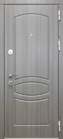 Входная квартирная дверь с отделкой из серых фрезерованных панелей МДФ Входная квартирная дверь с отделкой из серых фрезерованных панелей МДФ